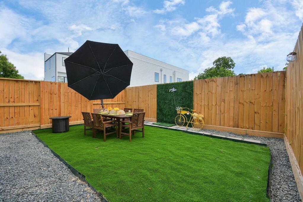 Blissful Getaway Home With Hot Tub & Backyard Near Downtown Houston Exteriér fotografie